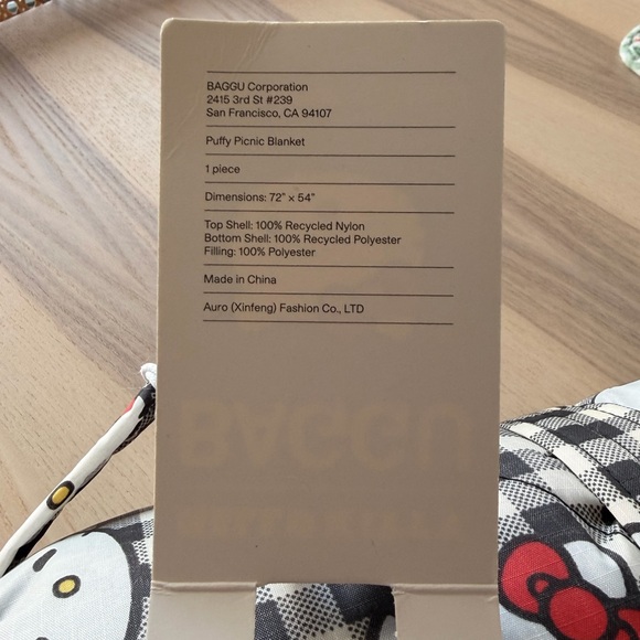 BNWT BAGGU Nordstrom Exclusive Hello Kitty Gingham Puffy Picnic Blanket - Picture 2 of 4